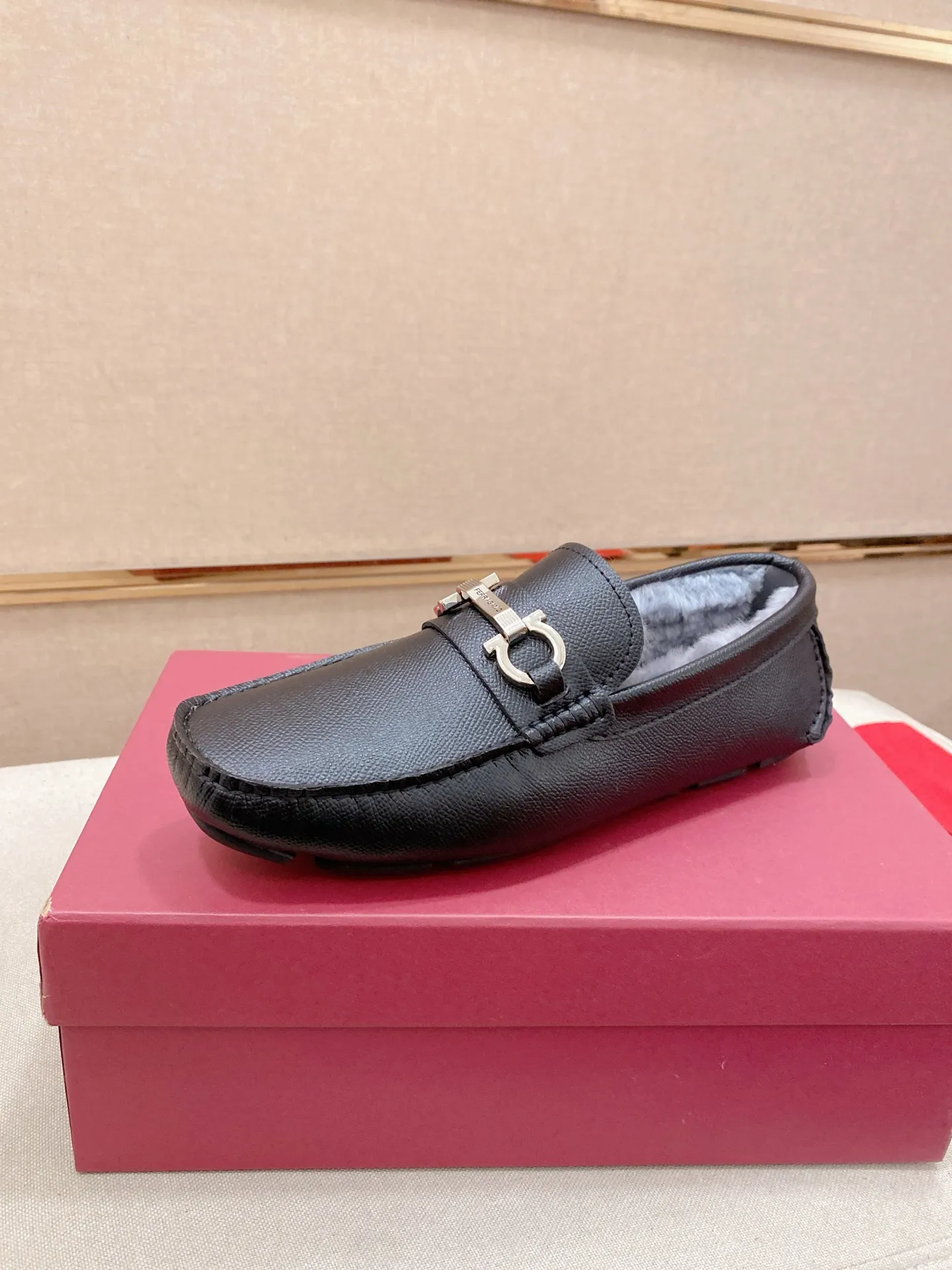 Factory price: 540💰High-end quality! Ferragamo🆕🆕Exclusive hot-selling products in stock🔥🔥New products on the shelves, high-quality Ferragamo men's pea shoes, high-end casual driving shoes, with complete packaging! 💪 💪 Material: imported first-layer cowhide 🐂 + imported high-quality wool lining + wear-resistant outsole 👍🏻👍🏻 Features: high-end and comfortable, purely handmade 🚀 🚀 Create the perfect shoes that suit you best 🔥 🔥 Size: (38-44) 45 standard size can be customized!